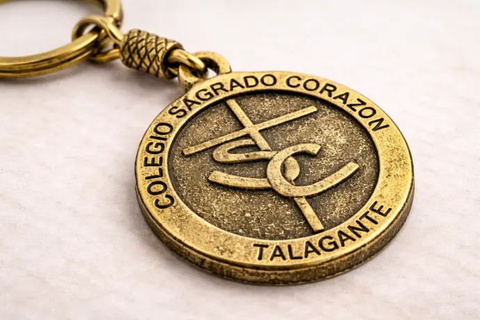 Llavero metálico con grabado láser de logo corporativo.