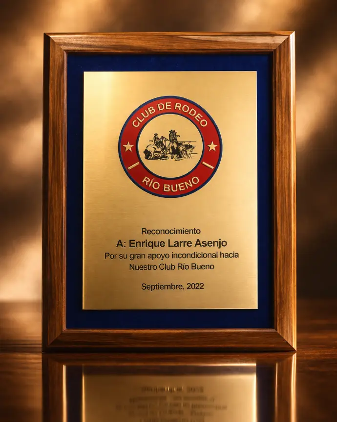 Galvano con placa sublimada para reconocimientos a los colaboradores.