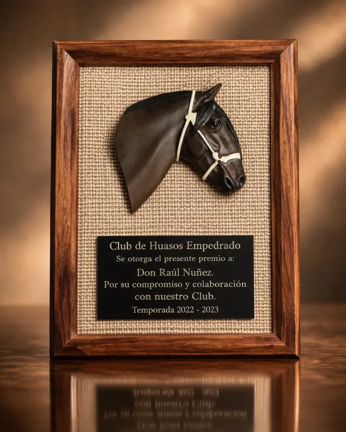 Galvano Premiacion de rodeo con cabeza de caballo en fibra de vidrio para reconicimiento spor años de trayectoria
