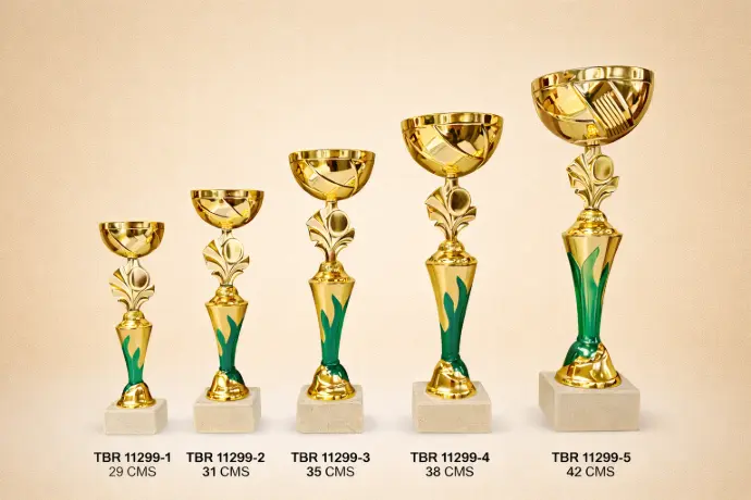 ariedad de copas doradas de diferentes tamaños para premiación deportiva - Premios Márquez".