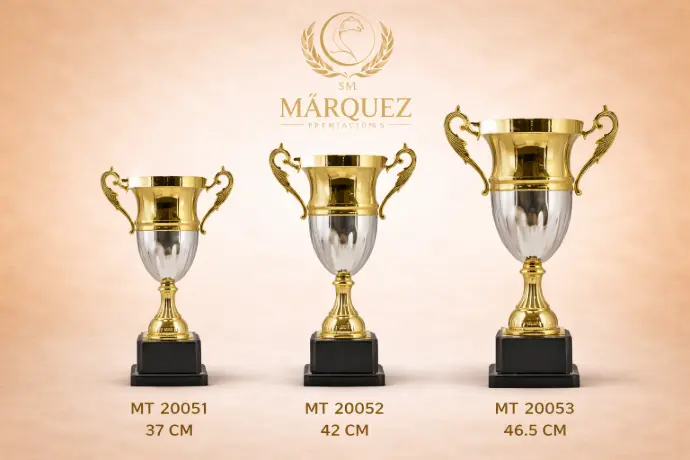 ariedad de copas doradas de diferentes tamaños para premiación deportiva - Premios Márquez".