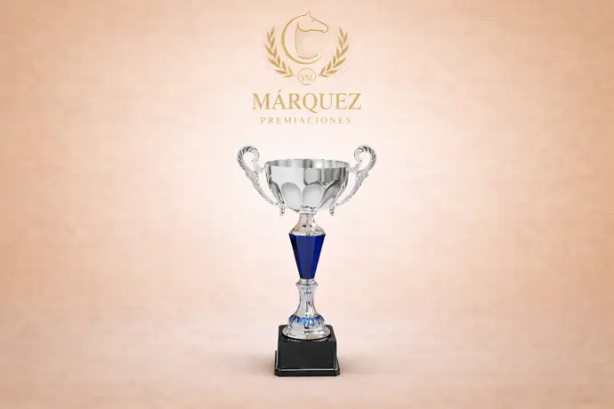 ariedad de copas doradas de diferentes tamaños para premiación deportiva - Premios Márquez".